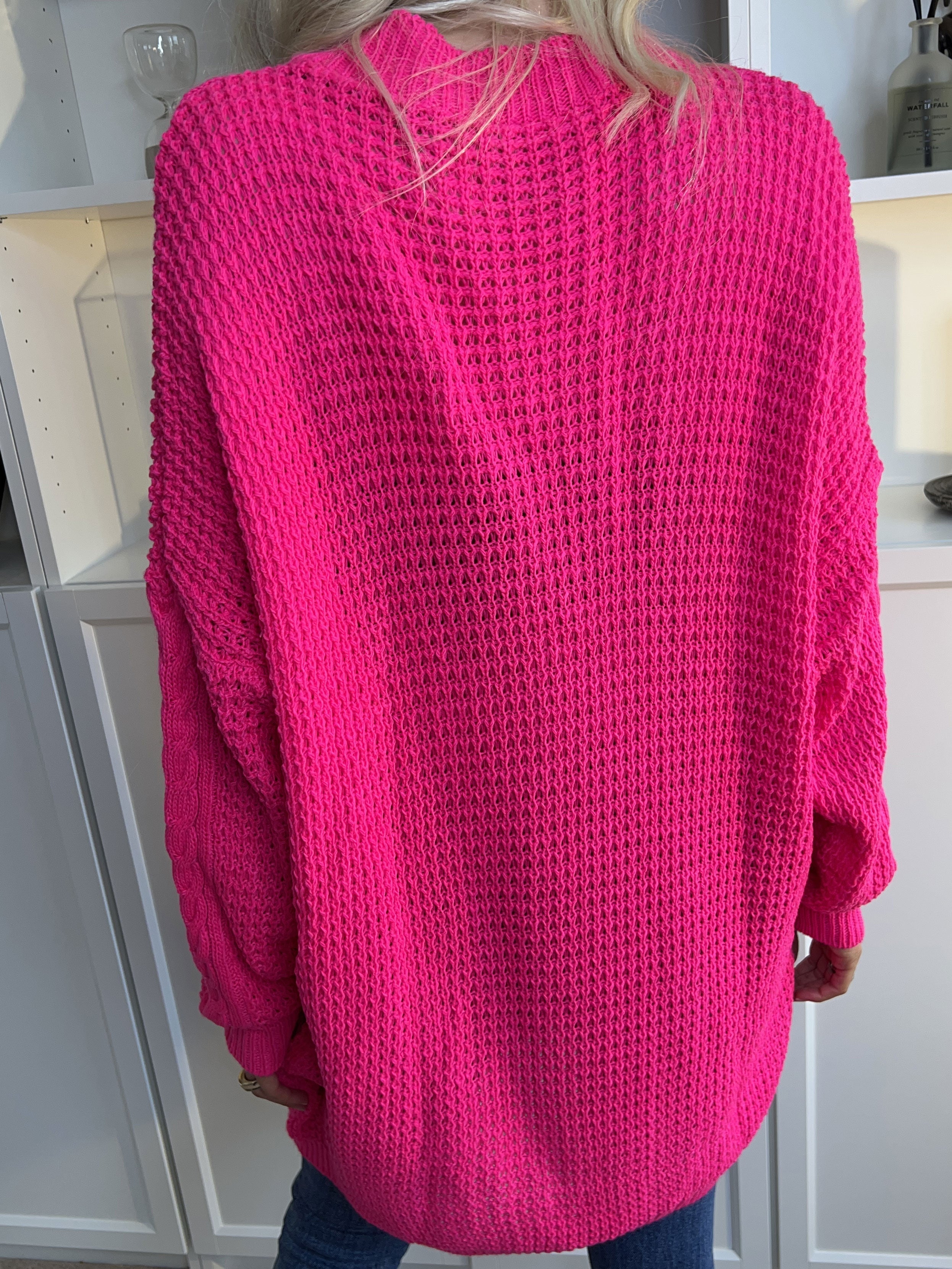 Lalisa - Söt stickad klänning med kabelstickning och volanger